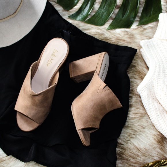 Shoes - LAST PAIR!!// The Penelope// Tan Mules